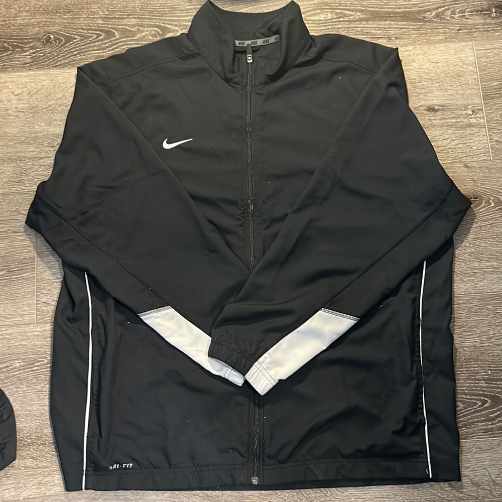 Nike Dri-Fit Lightweight Men’s windbreaker jacket